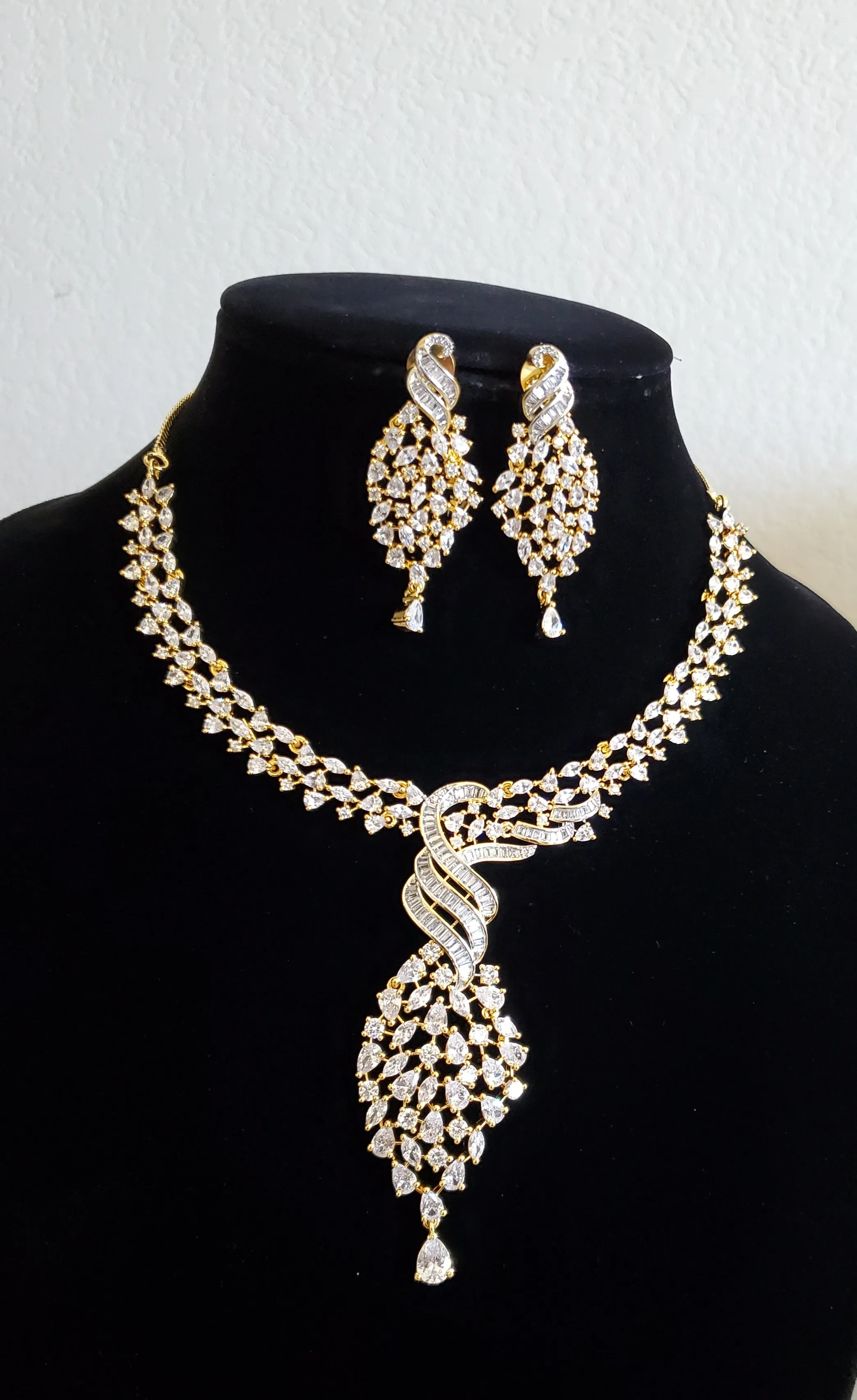Classic Necklace With 2 Tone Plating HL 31