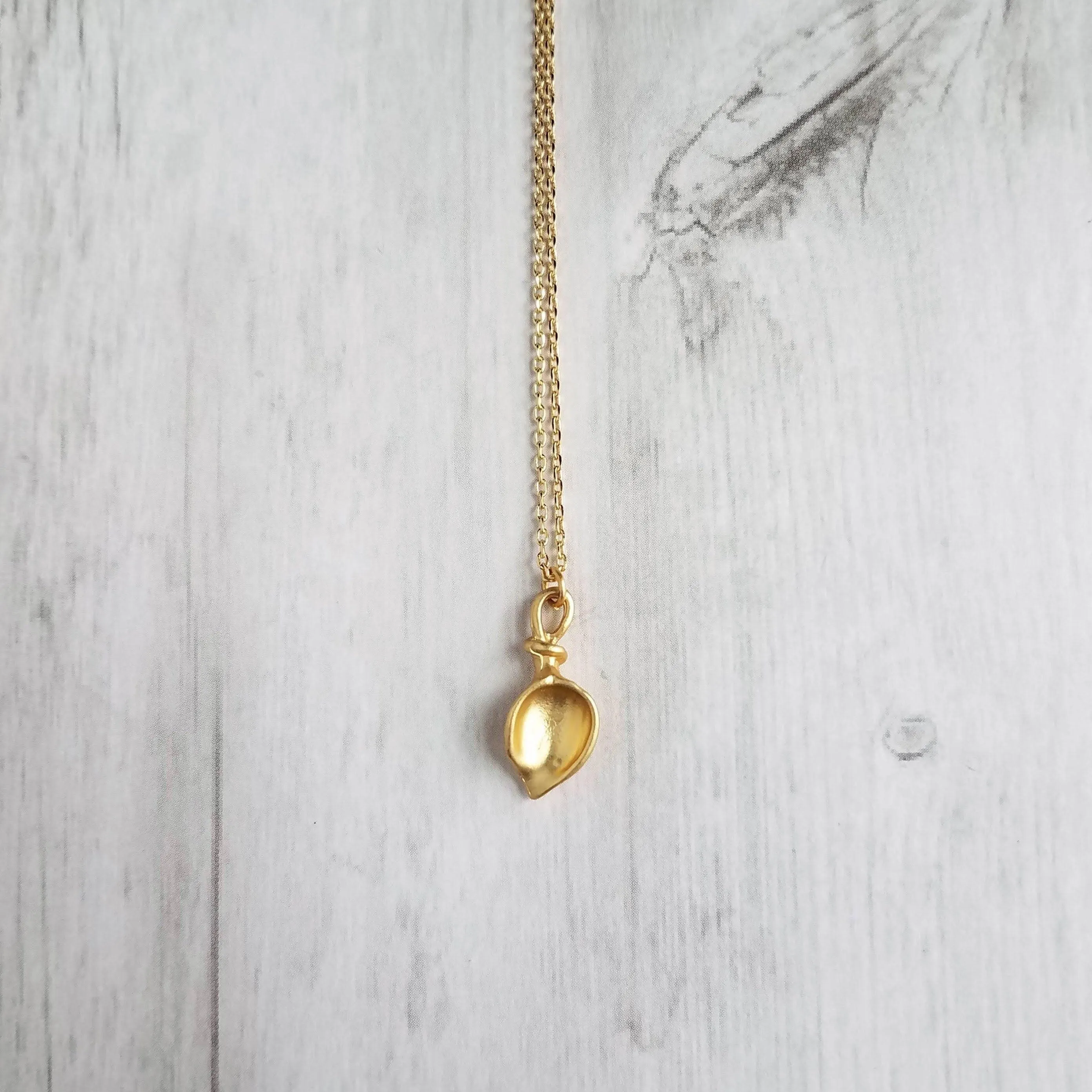 Gold Calla Lily Necklace - gold lily necklace, lily pendant, lily charm, bridesmaid necklace, bridal jewelry, gold lily, simple lily, flower