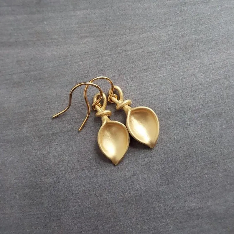 Gold Calla Lily Necklace - gold lily necklace, lily pendant, lily charm, bridesmaid necklace, bridal jewelry, gold lily, simple lily, flower