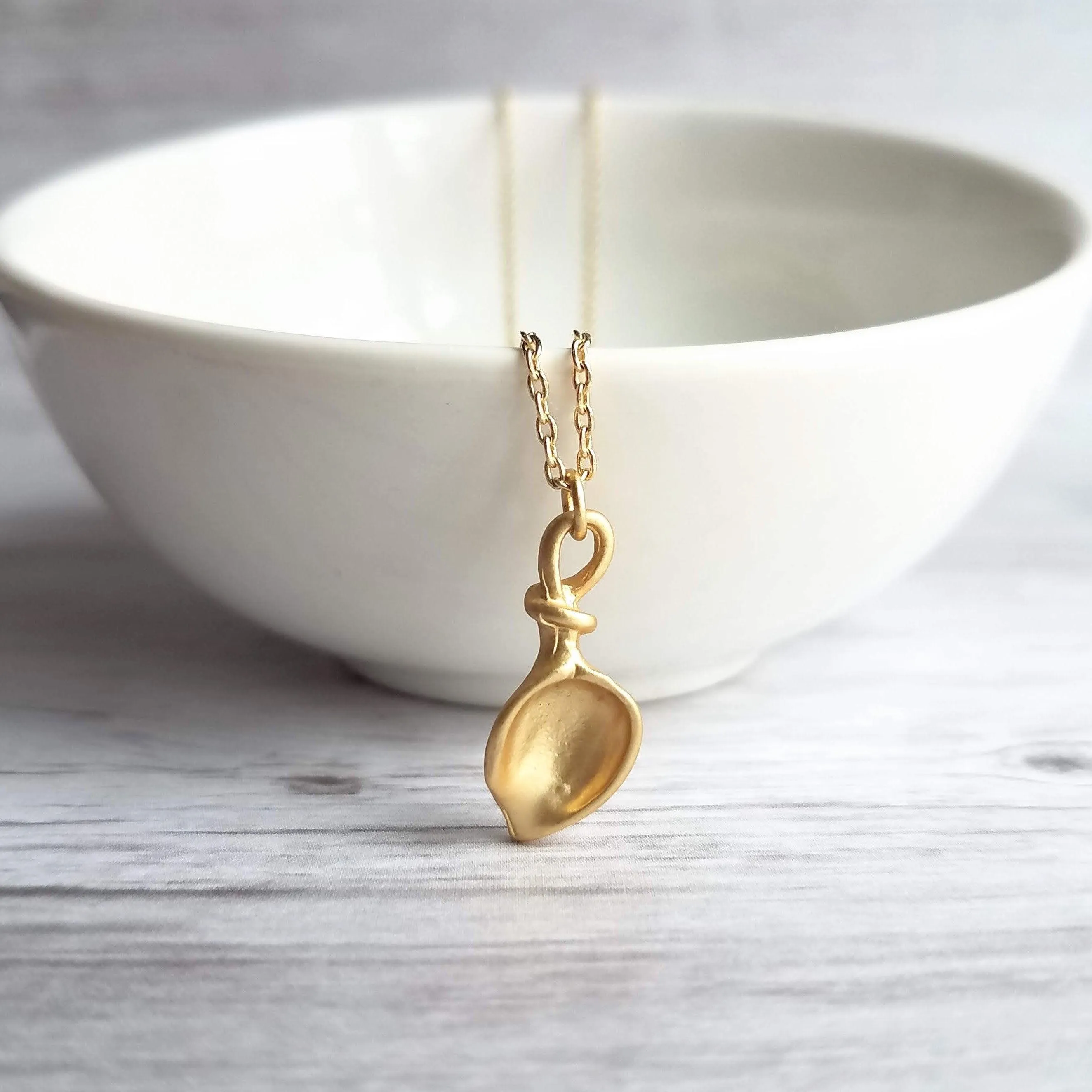 Gold Calla Lily Necklace - gold lily necklace, lily pendant, lily charm, bridesmaid necklace, bridal jewelry, gold lily, simple lily, flower