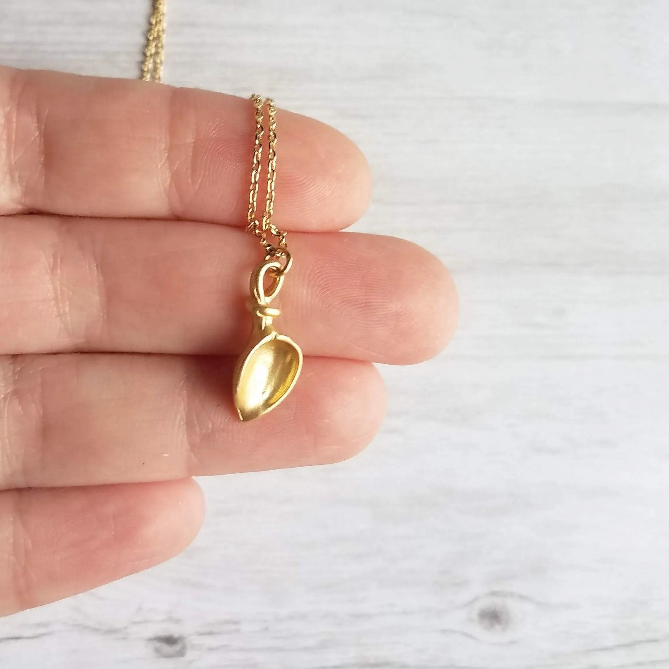 Gold Calla Lily Necklace - gold lily necklace, lily pendant, lily charm, bridesmaid necklace, bridal jewelry, gold lily, simple lily, flower