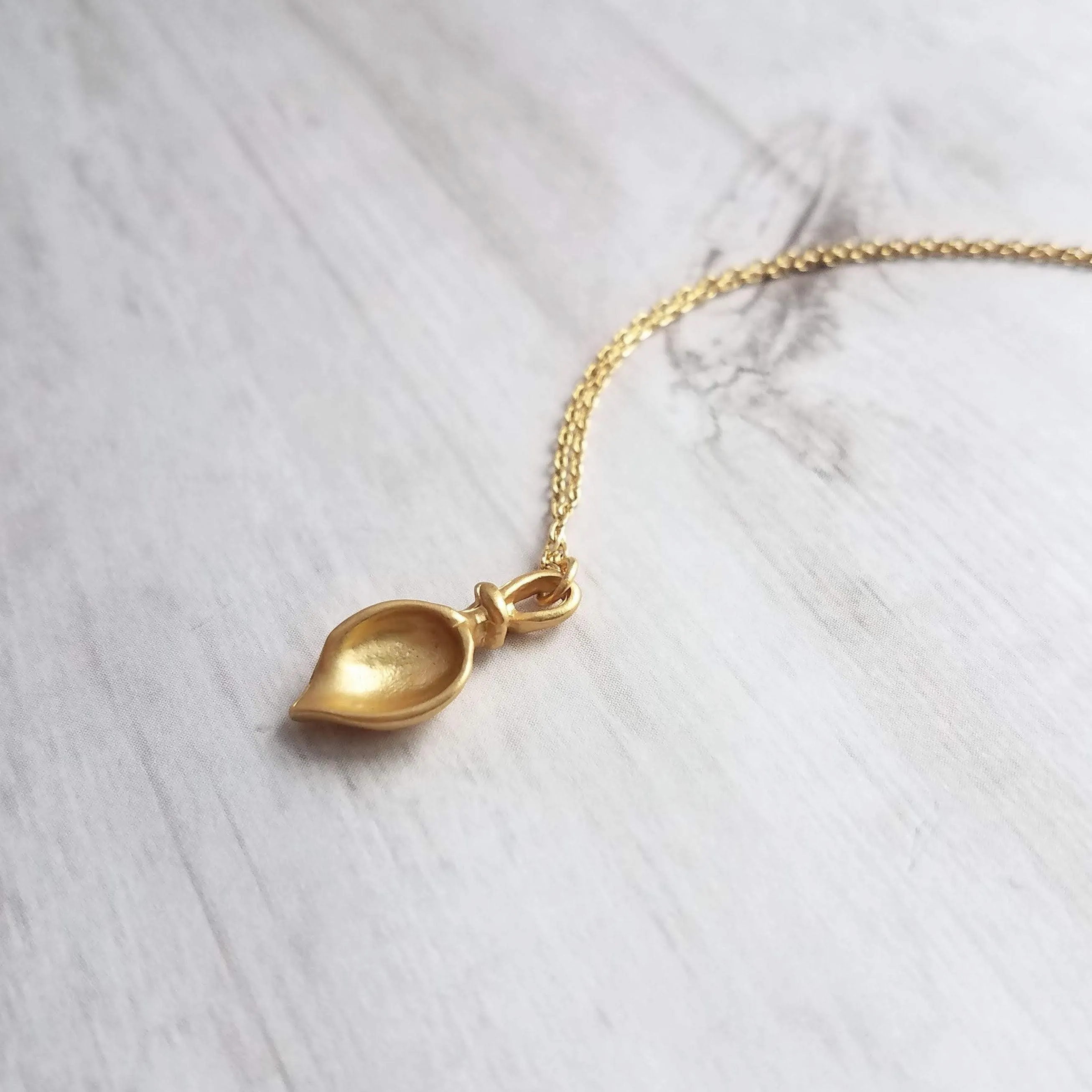 Gold Calla Lily Necklace - gold lily necklace, lily pendant, lily charm, bridesmaid necklace, bridal jewelry, gold lily, simple lily, flower