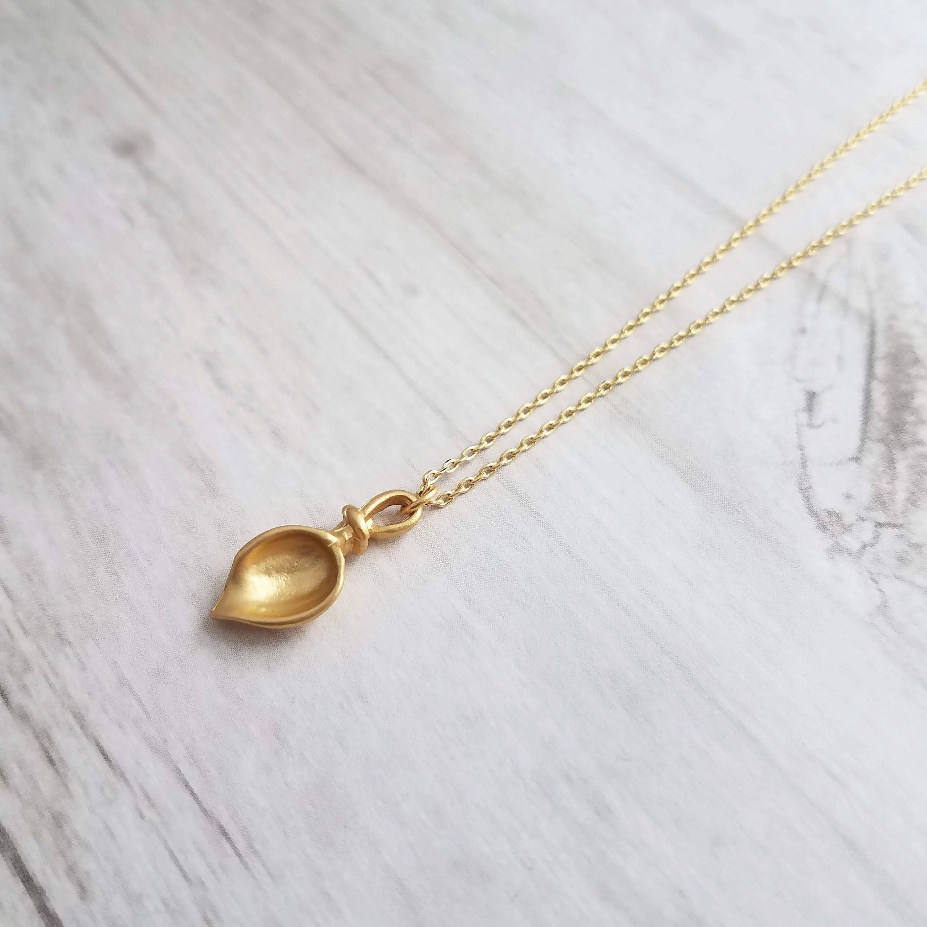 Gold Calla Lily Necklace - gold lily necklace, lily pendant, lily charm, bridesmaid necklace, bridal jewelry, gold lily, simple lily, flower
