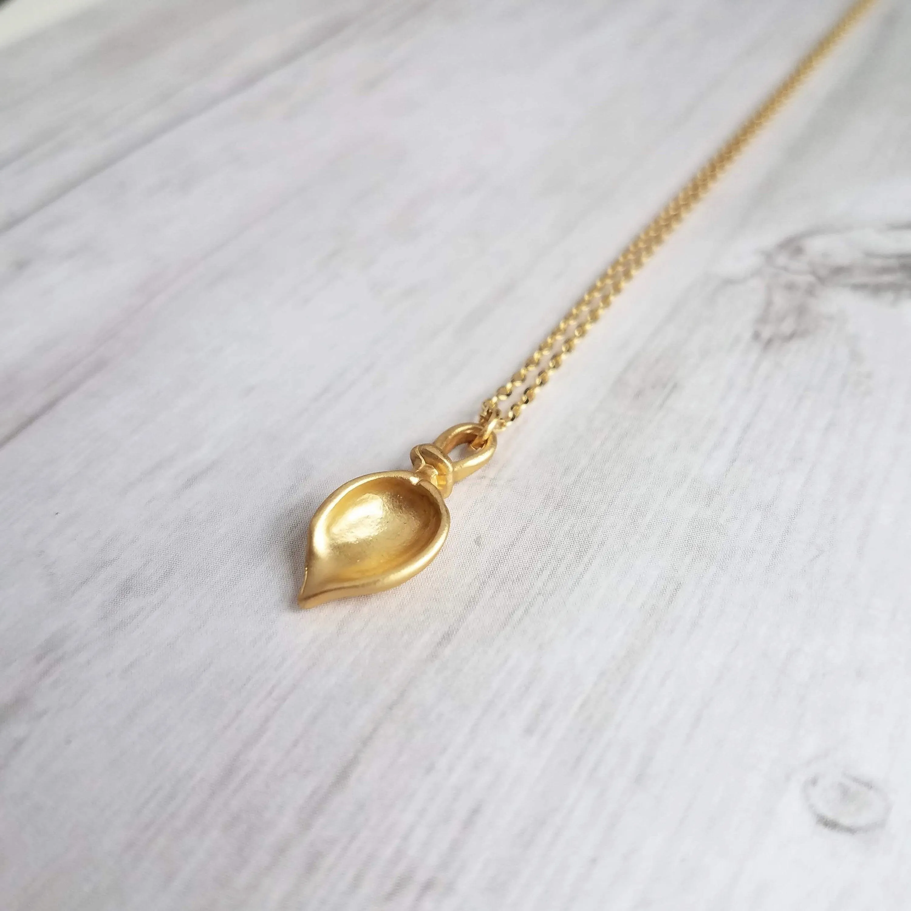 Gold Calla Lily Necklace - gold lily necklace, lily pendant, lily charm, bridesmaid necklace, bridal jewelry, gold lily, simple lily, flower