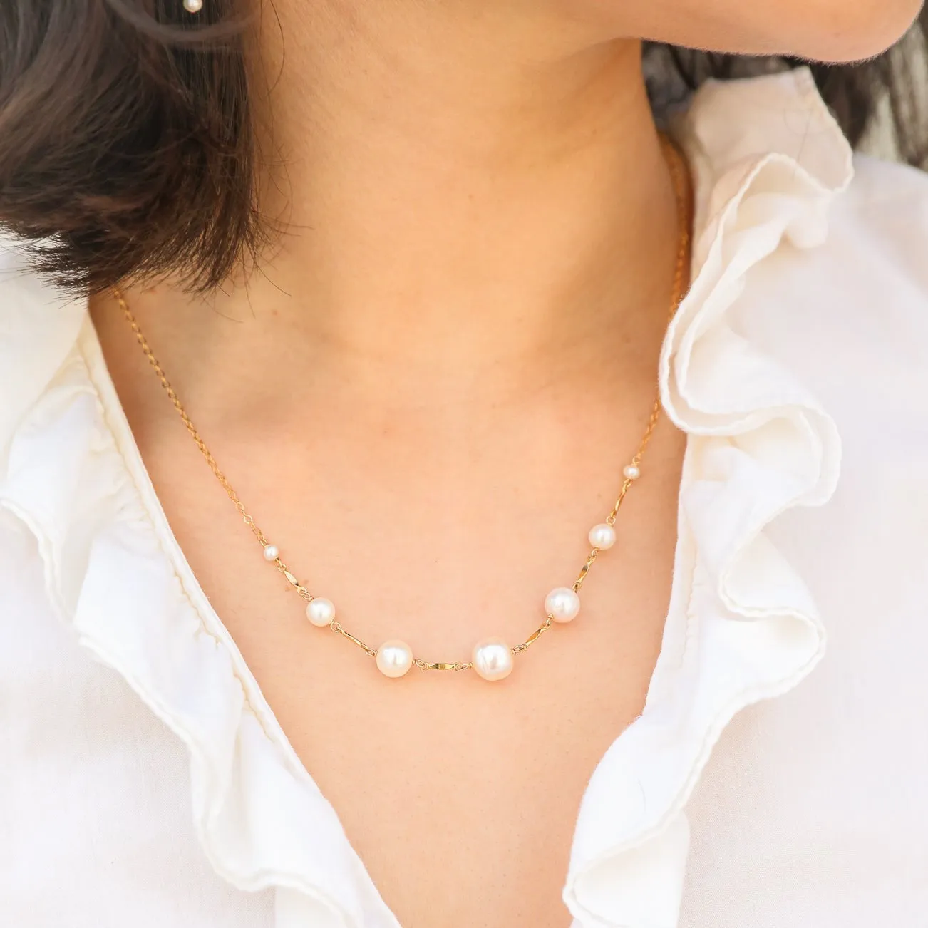 graduated five-pearl and gold bar necklace