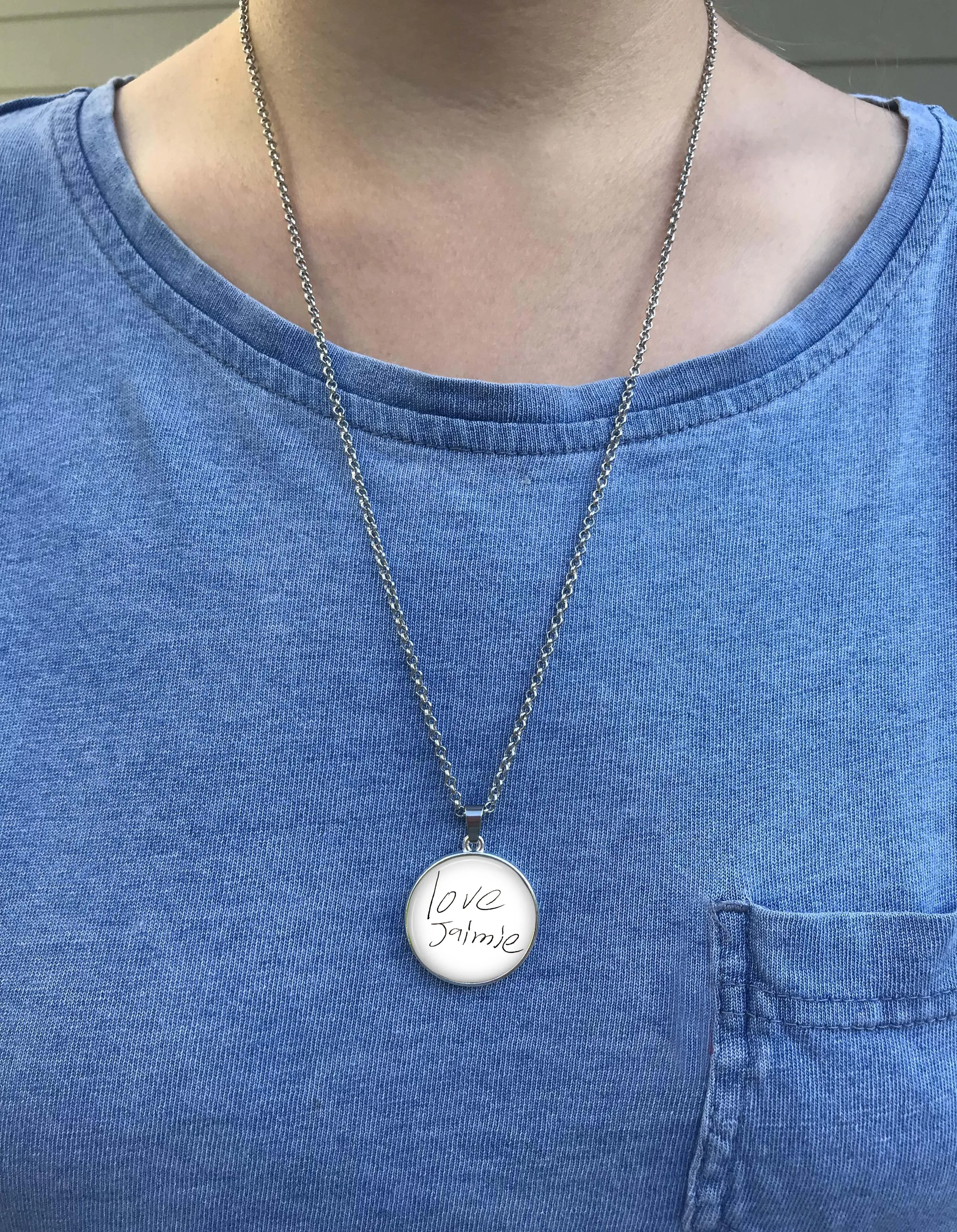 Reversible necklace with two handwritten messages