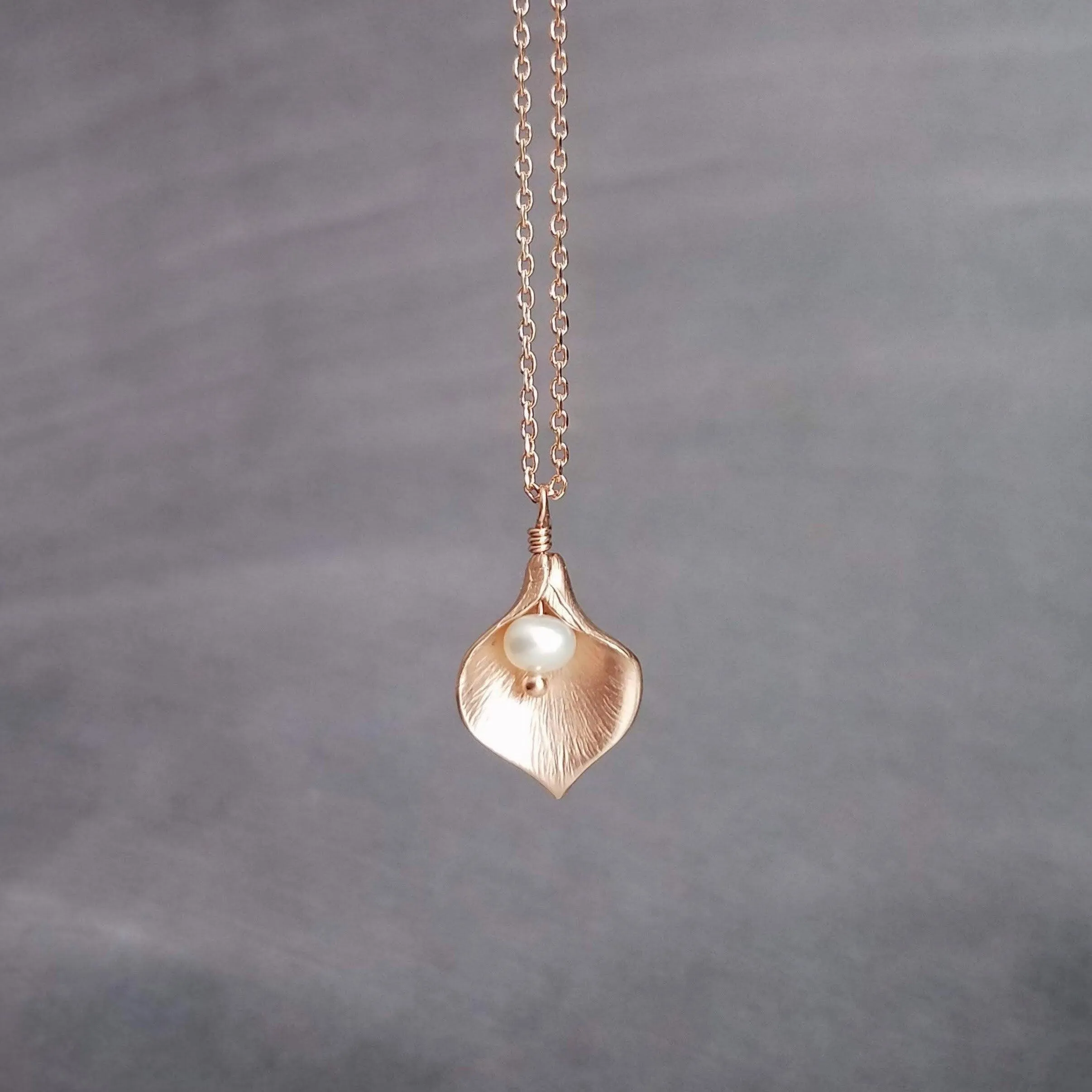 Rose Gold Lily Necklace, small lily necklace, rose gold chain, freshwater pearl necklace, rose gold flower pendant bridal jewelry calla lily