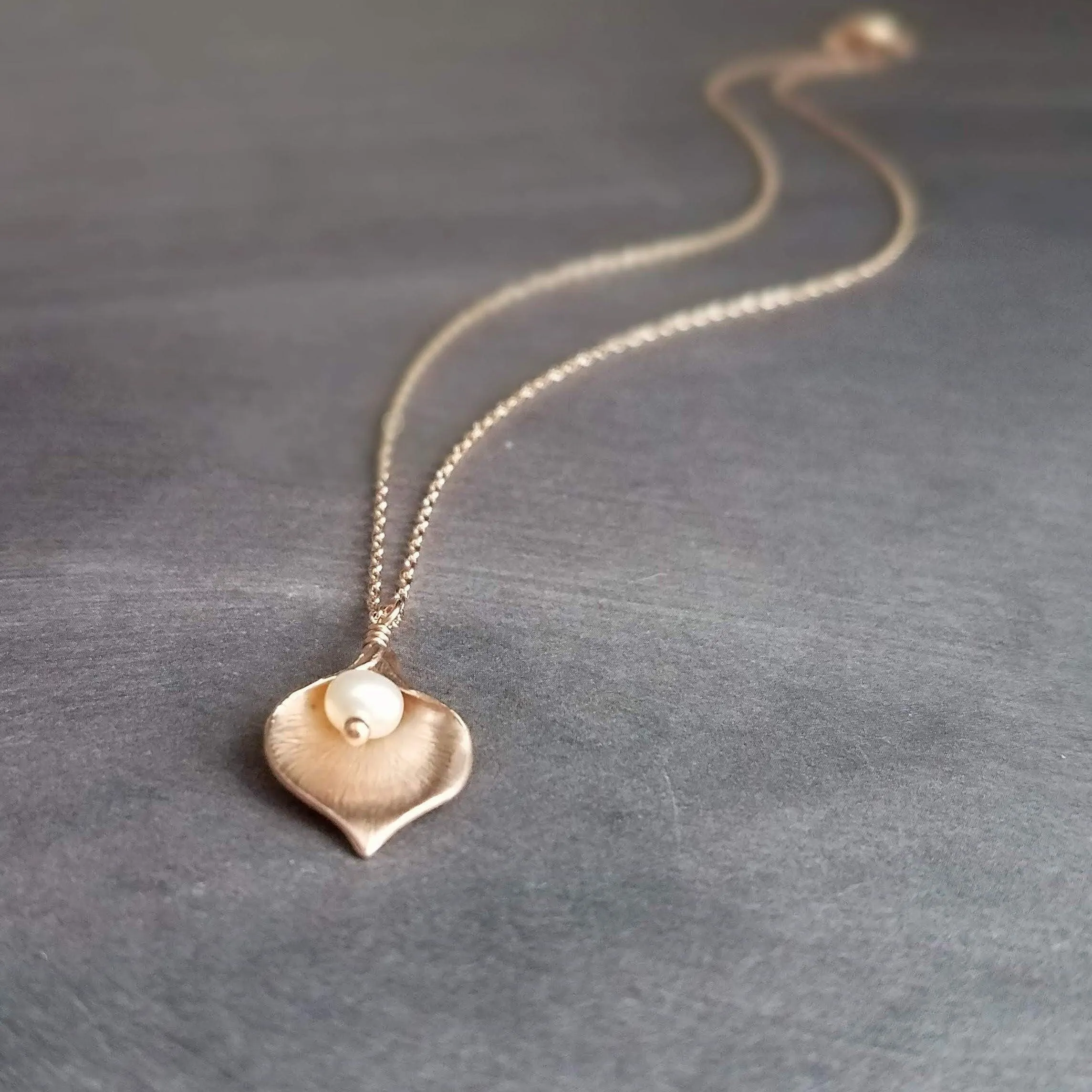Rose Gold Lily Necklace, small lily necklace, rose gold chain, freshwater pearl necklace, rose gold flower pendant bridal jewelry calla lily