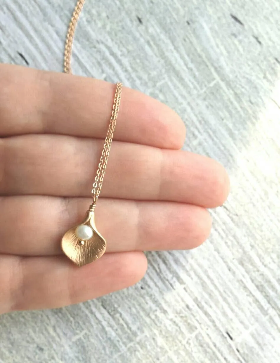 Rose Gold Lily Necklace, small lily necklace, rose gold chain, freshwater pearl necklace, rose gold flower pendant bridal jewelry calla lily