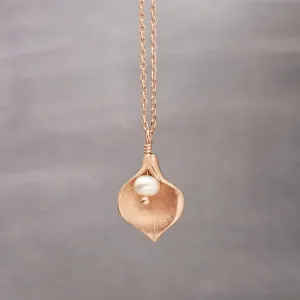 Rose Gold Lily Necklace, small lily necklace, rose gold chain, freshwater pearl necklace, rose gold flower pendant bridal jewelry calla lily