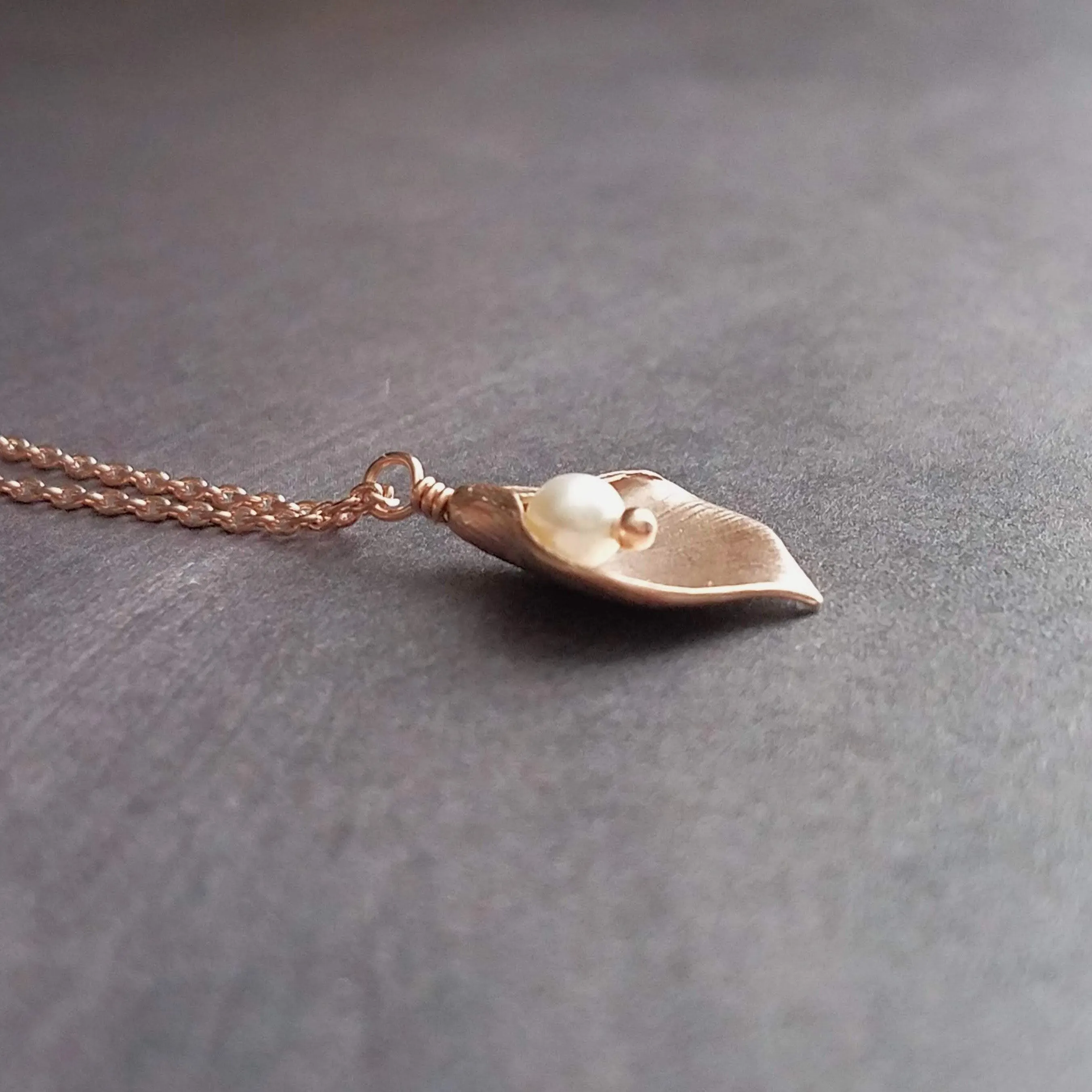 Rose Gold Lily Necklace, small lily necklace, rose gold chain, freshwater pearl necklace, rose gold flower pendant bridal jewelry calla lily